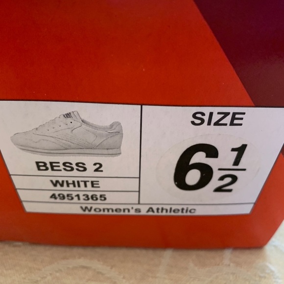 Woman’s athletic shoes like new - Picture 2 of 5